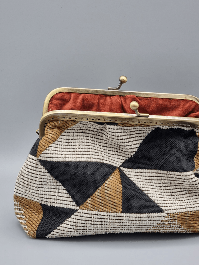 Pochette au design ethnique et vintage idéale pour organiser le contenu de votre sac à main 