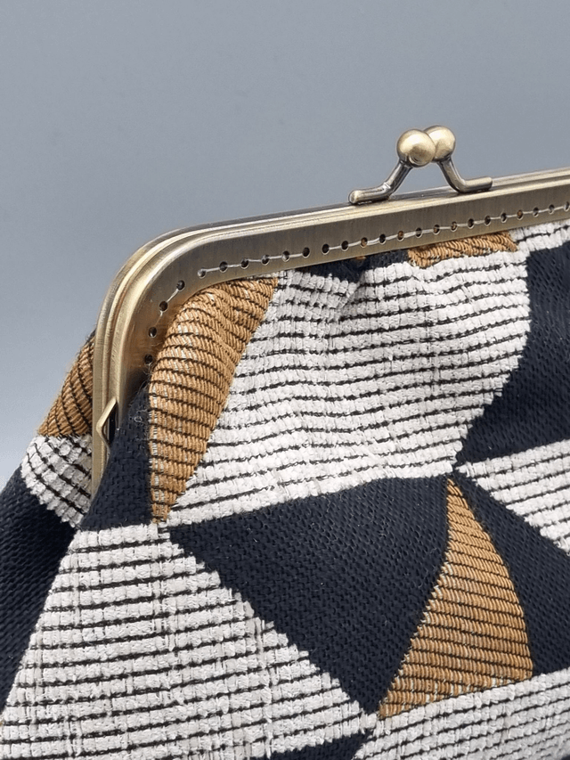 Pochette au design ethnique et vintage idéale pour organiser le contenu de votre sac à main 