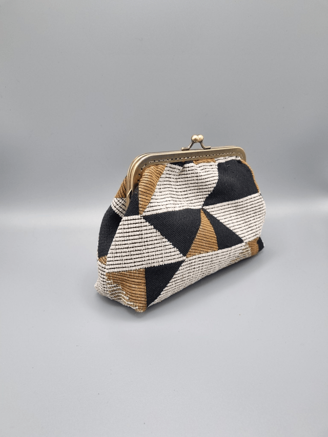 Pochette au design ethnique et vintage idéale pour organiser le contenu de votre sac à main 